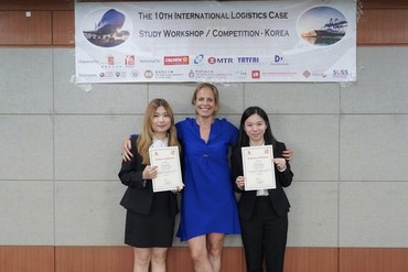 The team comprising HSUHK’s students Lok-sze Yeung (1st from left) and Cheuk-kiu Ho (1st from right) (both BBA-SCM, Year 3) got the championship.