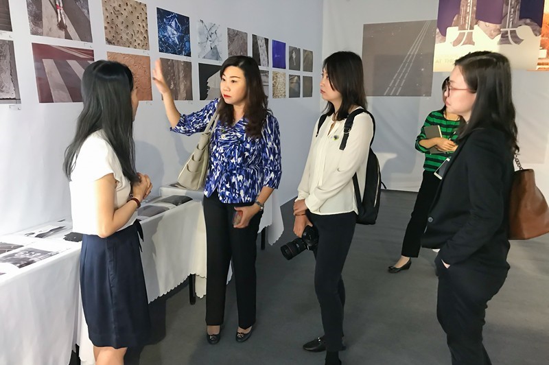 趙新利副院長陪同曹虹院長一行參觀了中國廣告博物館。