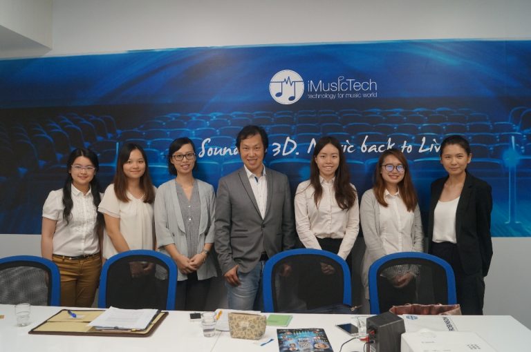 Dr Eko Liao (3rd from left) interviews the start-up company iMusic with students