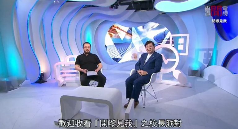 何校長（右）於香港開電視節目中，與主持人許楨博士（左）作分享。