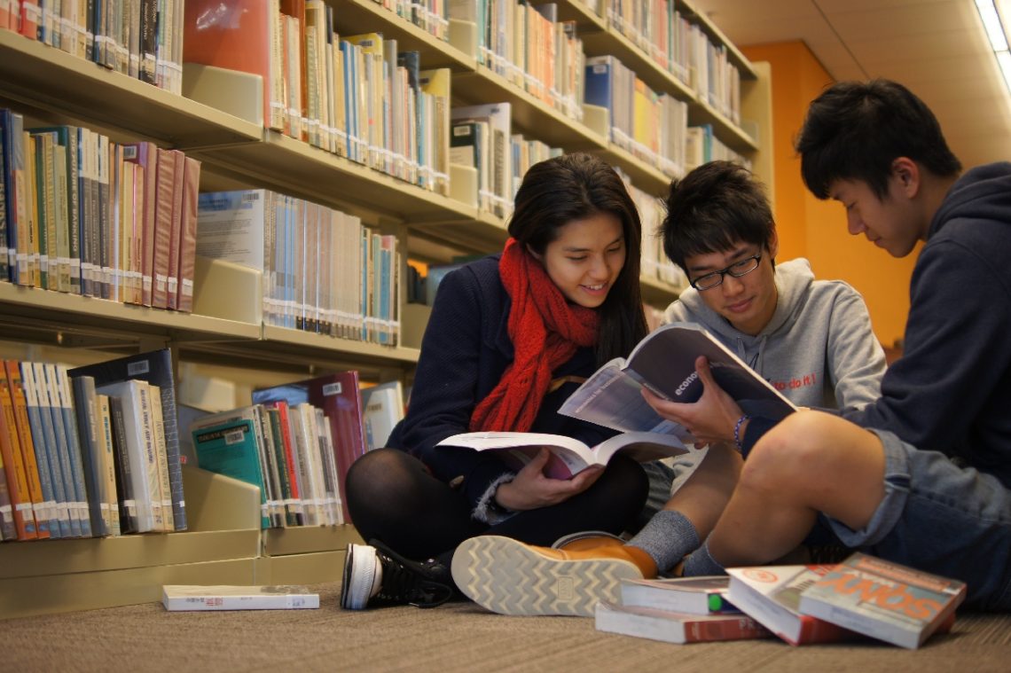 學生於圖書館內閱讀