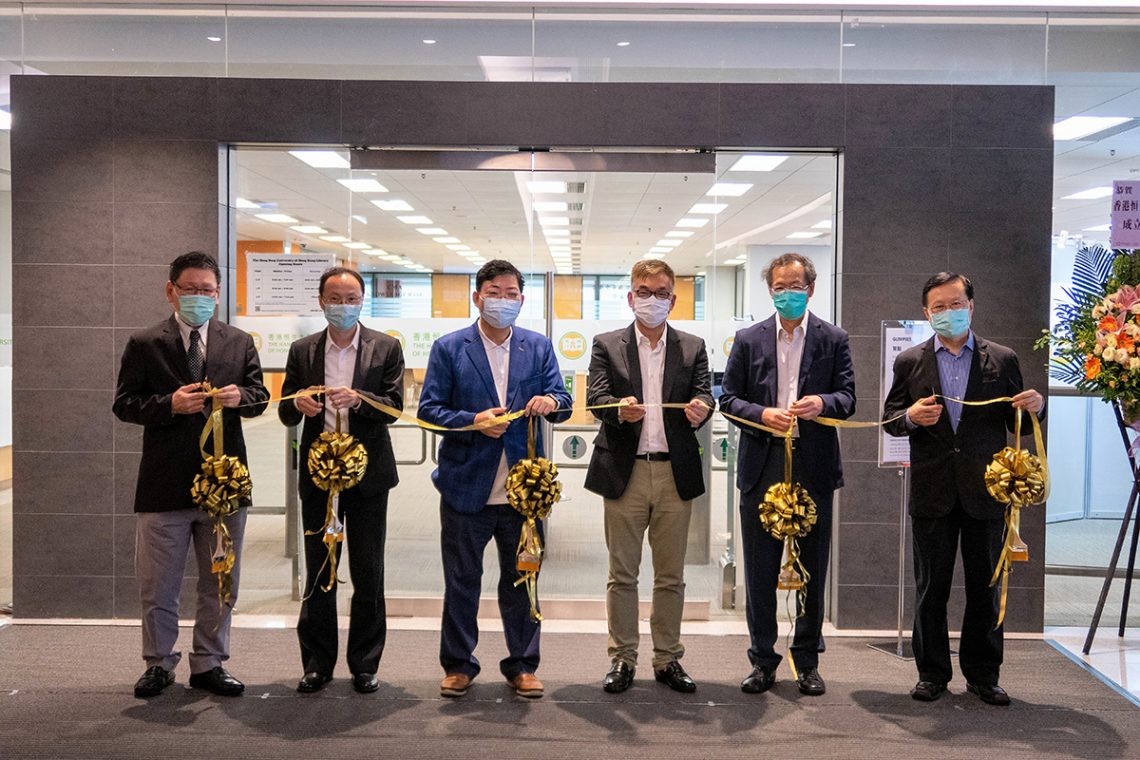 President Simon Ho of the HSUHK (3rd from left), Professor Y V Hui, Vice-President (Academic and Research) (2nd from right), Dr Tom Fong, Vice-President (Organisational Development) (2nd from left), Professor K K Tam, Dean of School of Humanities and Social Science (1st from right), Professor Gilbert Fong, Dean of School of Translation (1st from left) and Professor Desmond Hui, Head of Department of Art and Design (3rd from right) jointly participate in the ribbon cutting ceremony.