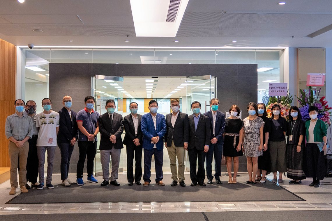 President Simon Ho of the HSUHK (8th from left), Professor Y V Hui, Vice-President (Academic and Research) (7th from right), Dr Tom Fong, Vice-President (Organisational Development) (7th from left), Professor K K Tam, Dean of School of Humanities and Social Science (8th from right), Professor Gilbert Fong, Dean of School of Translation (6th from left), Professor Desmond Hui, Head of Department of Art and Design (9th from right) take a photo with colleagues of HSUHK.