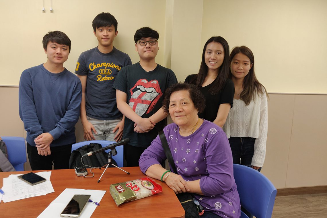 Students conduct interviews to collect users' opinions on the service of the elderly home