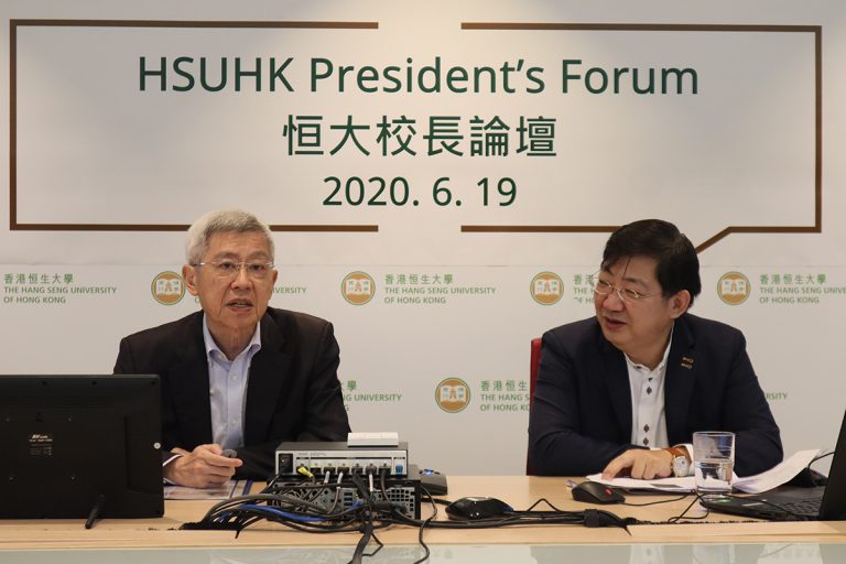 香港大學教育學院榮休教授程介明教授（左）與何順文校長分享他們對全球社會改變的見解