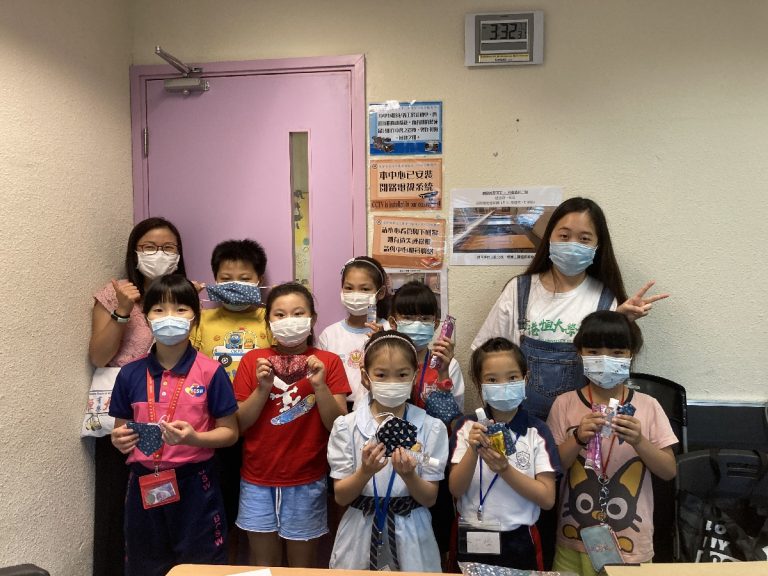 Representative of HSUSU, Ms Audrey Hung (2nd from right), sends the DIY cloth masks and hand sanitisers to the primary students who are in need.