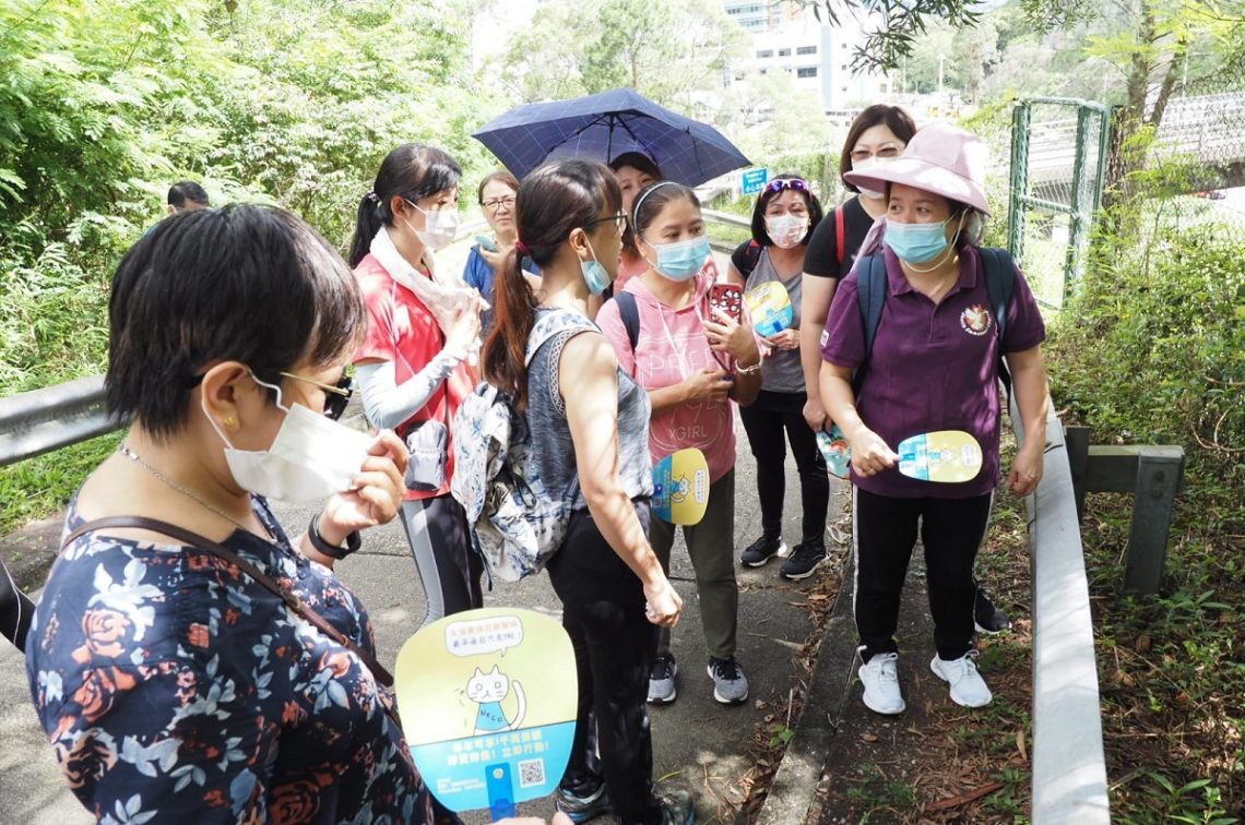 自然生態藝術家葉曉文女士（左三）與恒大學生導賞員介紹馬麗口坑的自然生態