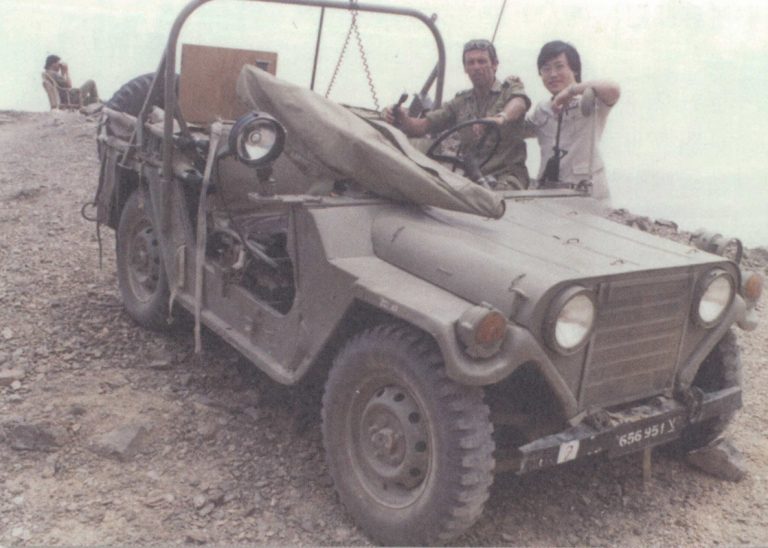 In 1982, Professor Chiu (right) leads the reporting crew to the Arab region occupied by Israel. The photo is taken at an Israeli observation post.
