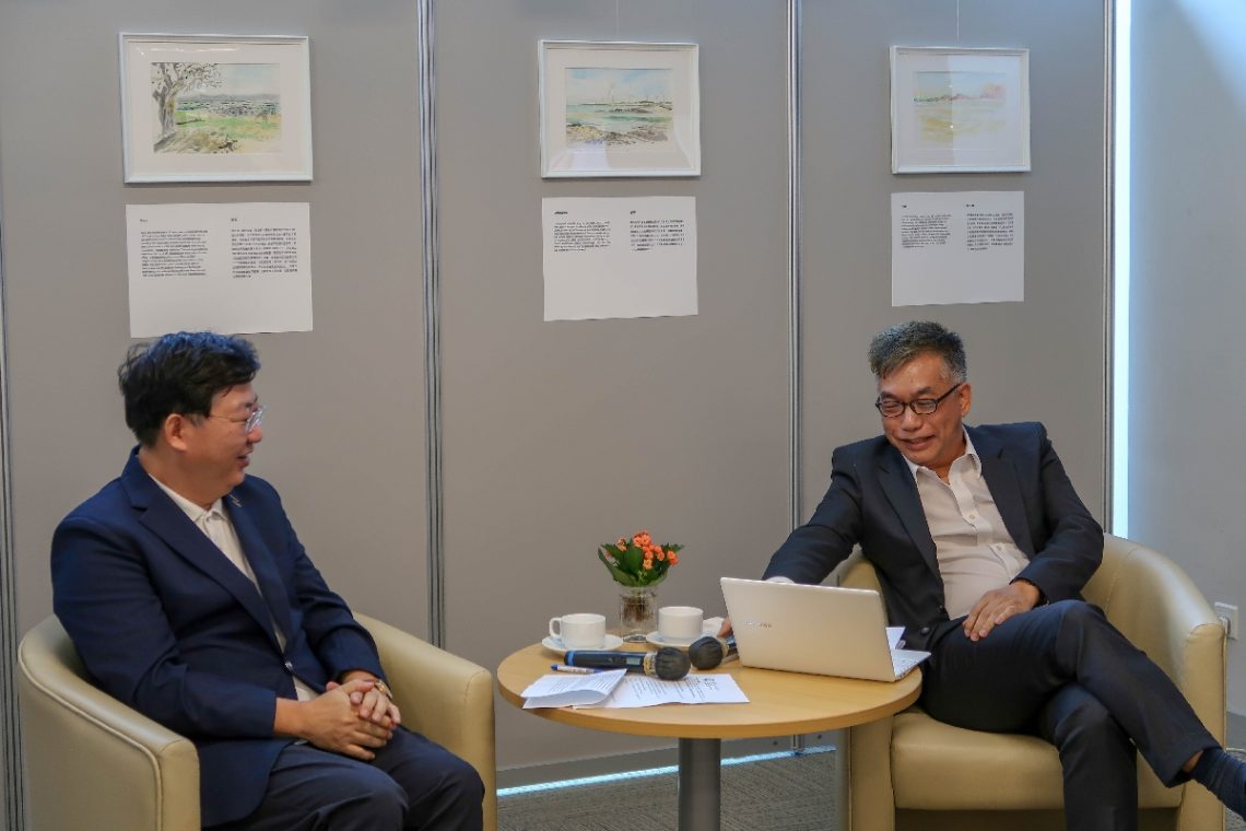 President Simon Ho and Professor Desmond Hui, the Founding Head of the Department of Art and Design and the artist of the exhibition, deliver speeches in the ceremony.