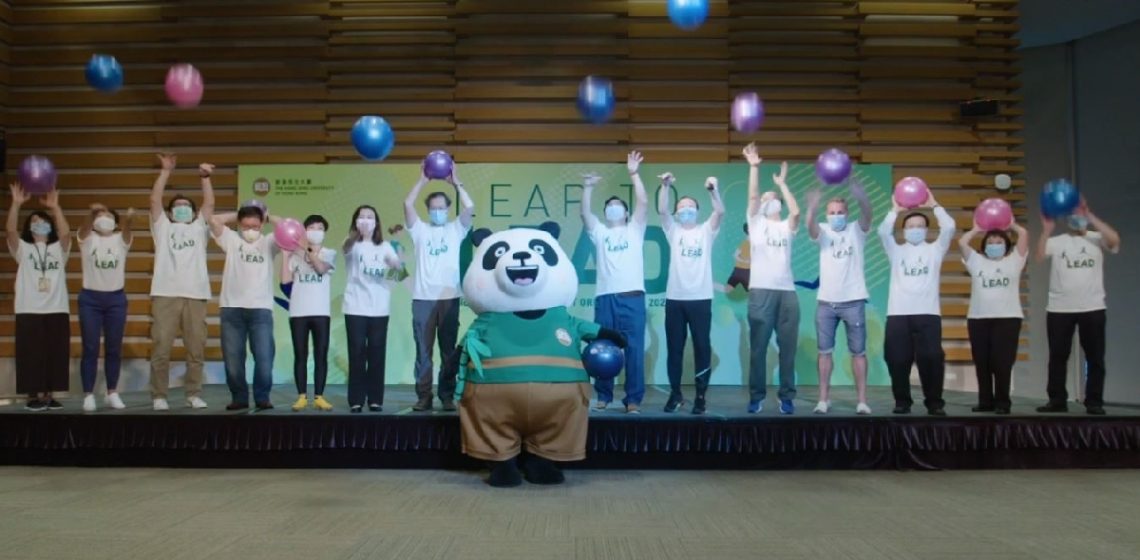 主禮嘉賓將對新生的寄望及祝福注入畢業球送給新生