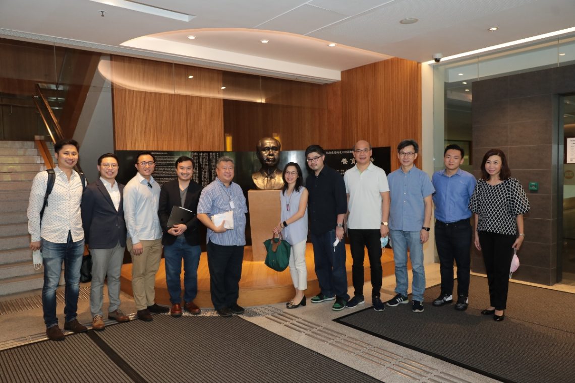 Prof Scarlet Tso (1st from right) and the alumni take a picture in front of the bronze statue of Dr Ho Sin Hang.