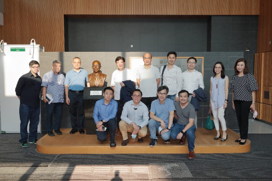 President Simon Ho (4th from left) and Prof Scarlet Tso (1st from right) take a group photo with the alumni in front of the bronze statue of Dr Quo Wei Lee.