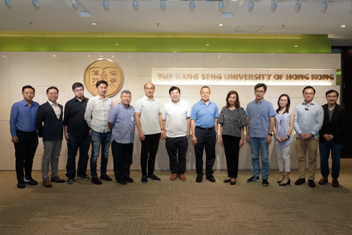 President Simon Ho (middle) and Prof Scarlet Tso (5th from right) take a group photo with the alumni outside Lee Ping Yuen Chamber.