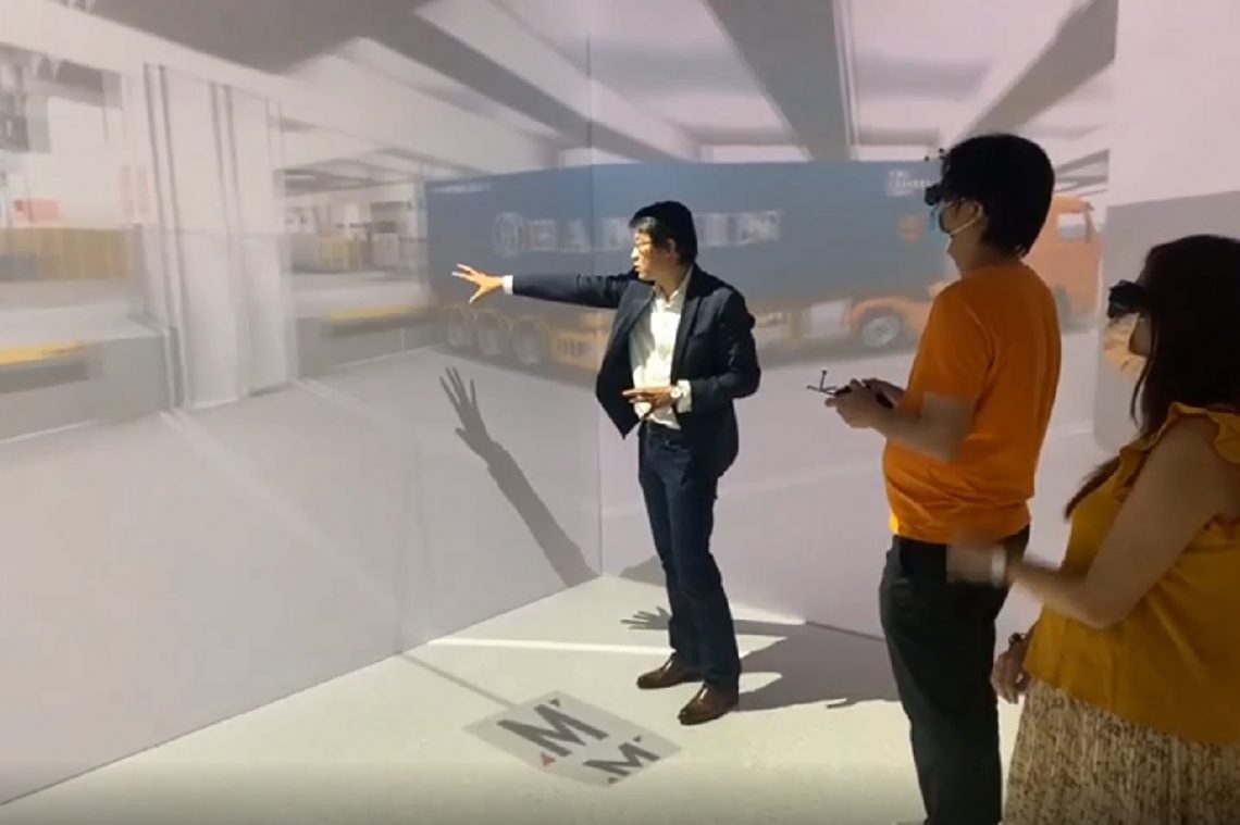 雙重虛擬：虛擬實境中心主任黃彥璋博士在「善用新興科技進行網上教與學」講座中帶領虛擬導賞團，參觀虛擬實境中心。