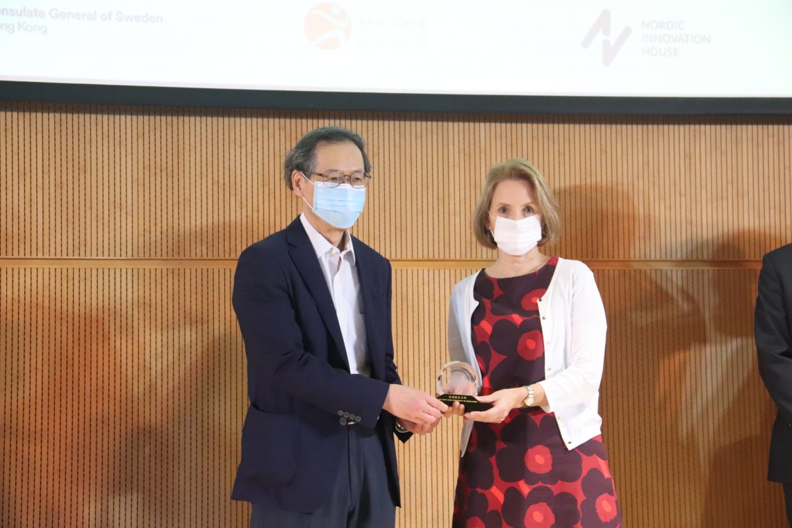 Professor Y V Hui, Vice-President (Academic and Research) (left), presents souvenirs to the speakers.