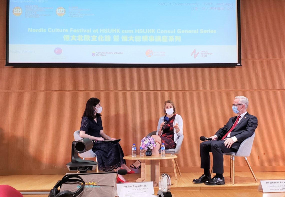 Dr Shelby Chan (1st from left), Associate Dean of the School of Translation and Foreign Languages, acts as the moderator of the Q&A session.