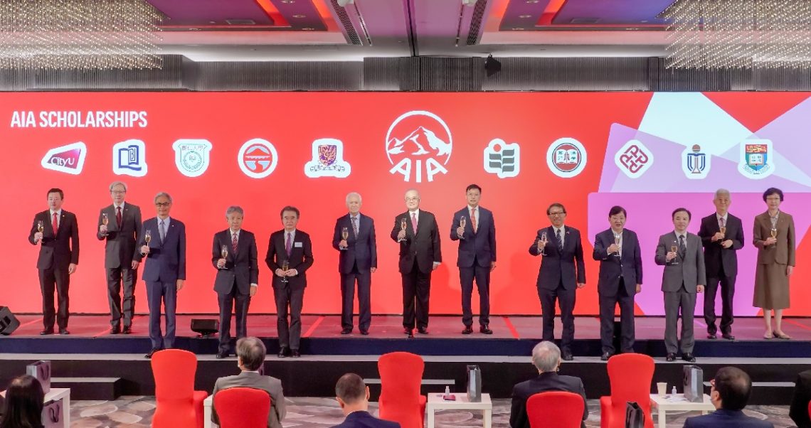 President Simon Ho (4th from right) gives a toast with Dr Moses Cheng (7th from right), AIA representatives, and presidents and representatives of other partnering universities during the ceremony.