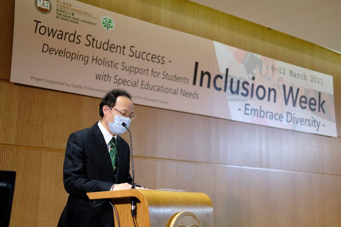 Dr Tom Fong delivers a welcoming speech at the Kick-off Ceremony.