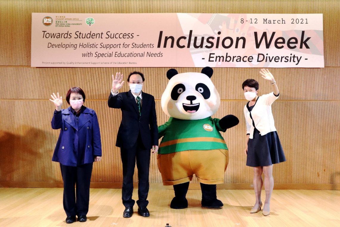 Dr Tom Fong (2nd from left), Chairman of Evaluation Committee of Quality Enhancement Support Scheme (QESS) Project; Dr Brossa Wong (1st from left) and Ms Esther Lee (1st from right), Evaluation Committee members; together with Handa take a group photo.