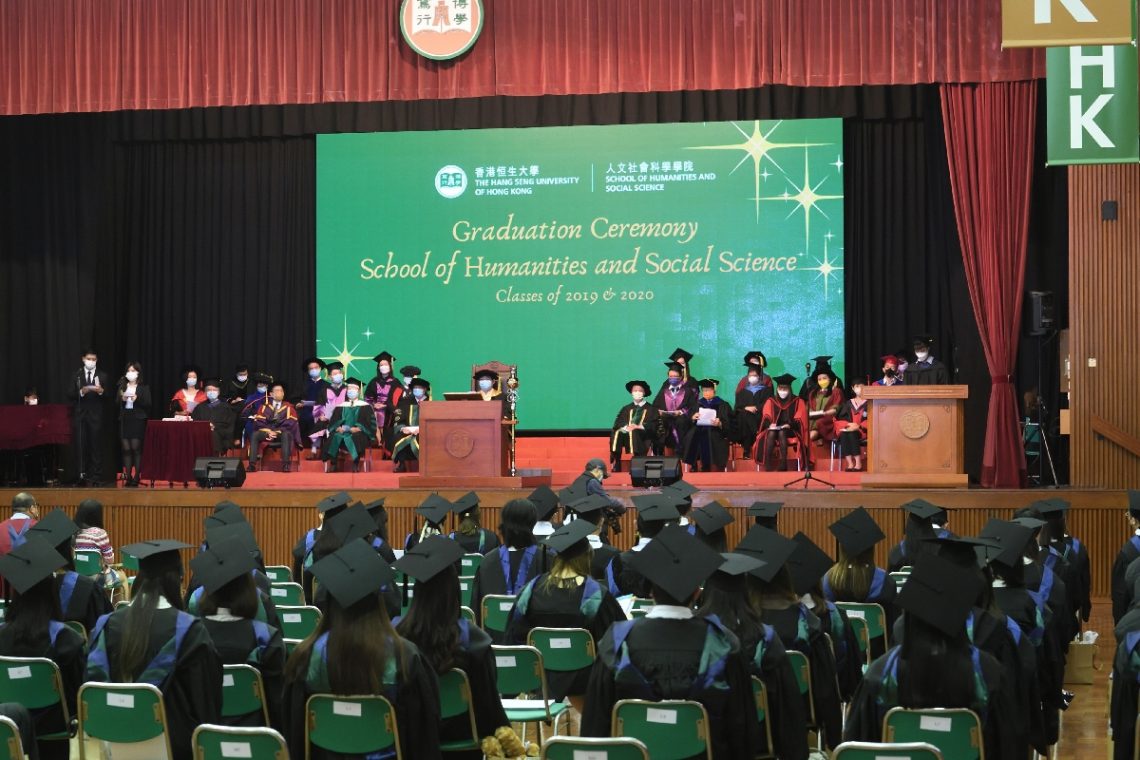 The valedictorian of the School of Humanities and Social Science gives thanks to the support given by the School.