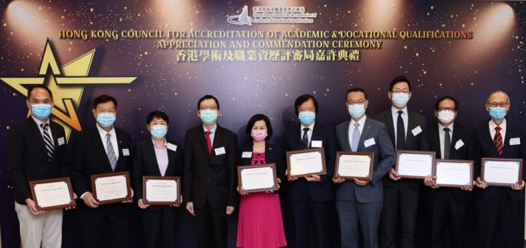 Group photo of the Guest of Honour and awardees