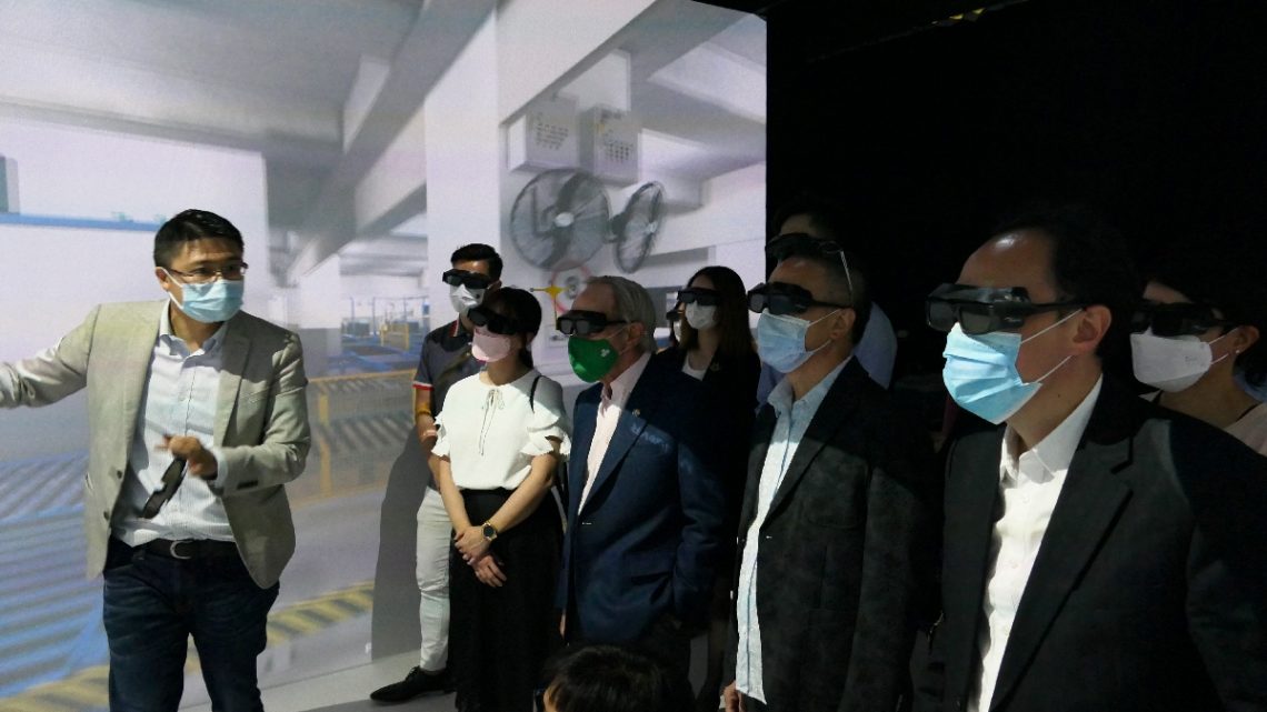 The delegation is overwhelmed by the virtual tour of the Air Terminals, kindly guided by Dr Eugene Wong, Associate Professor of the Department of Supply Chain and Information Management, at the Virtual Reality Centre.