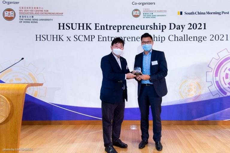 President Simon Ho (left) presents a souvenir to the keynote speaker, Mr Duncan Chiu (right).