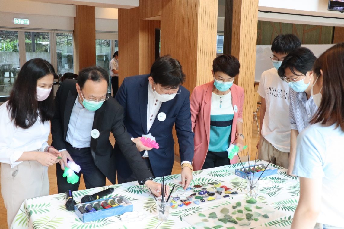 Guests visit a handcraft booth designed by student leaders.