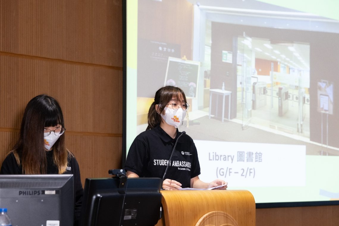 Student Ambassadors introduce the facilities of S H Ho Academic Building to the guests.