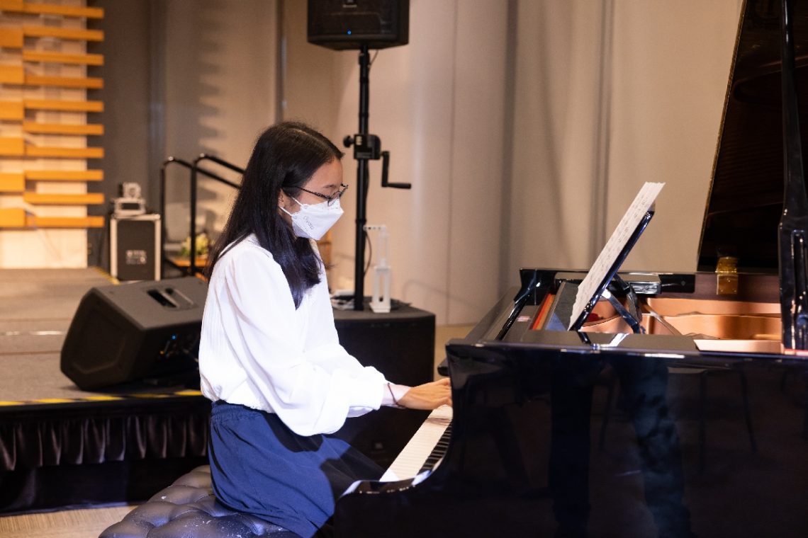 榮譽學院第一屆學員吳思穎同學以鋼琴演奏《Lullaby》為啟動體揭開序幕。