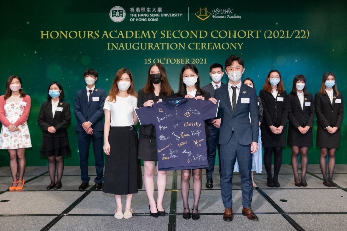 A HA polo shirt is given by the representatives of the first cohort to the second cohort, echoing the theme ‘inheritance’. (From Left) Ms Alison Cheng and Ms Gianni Ting (first-cohort representatives); Ms Karen Tsang and Mr Issac Chan (second-cohort representative).