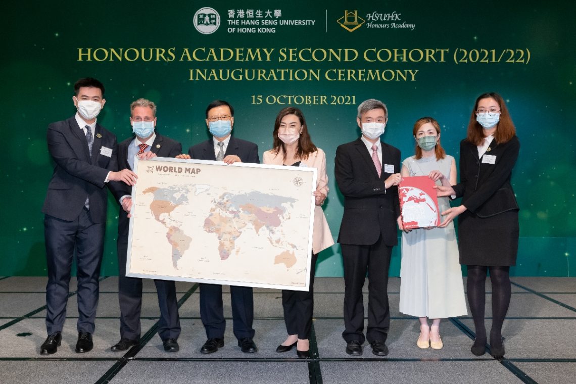 Five School Deans and Associate Deans present souvenirs to HA’s Second Cohort students. (From left) Mr Anthony Chan; Professor Bradley R Barnes, Dean of the School of Business; Professor Kwok-kan Tam, Dean of the School of Humanities and Social Science; Professor Scarlet Tso, Dean of the School of Communication; Dr Daniel Mo, Associate Dean of the School of Decision Sciences; Dr Shelby Chan, Associate Dean of the School of Translation and Foreign Languages; and Miss Charlotte Ho.