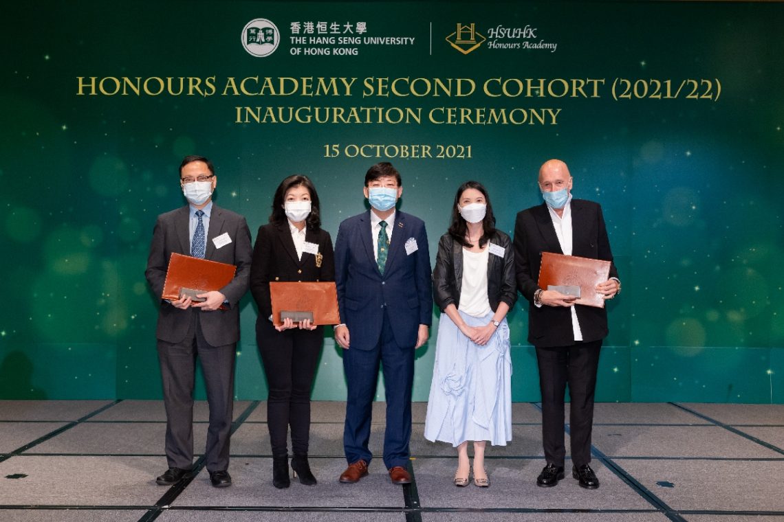 President Simon Ho and Professor Jeanne Fu, Head of HA, present souvenirs to HA Professional Fellows. (From left) Mr Clement Cheung, Ms Wendy Yuen, President Simon Ho, Professor Jeanne Fu and Dr Allan Zeman.
