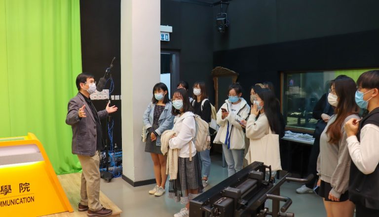 張志宇副教授向學生介紹傳播學院的影視製作中心。