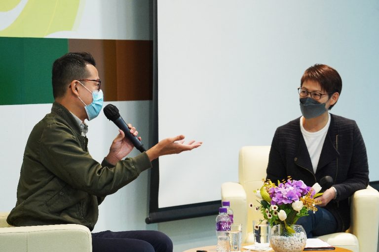 Ms Doris Law (right), SCOM Senior Lecturer, hosts the talk and moderates of the Q&A and chit-chat session. Ms Law discusses with Mr Wu his experience of operating an online property news platform.