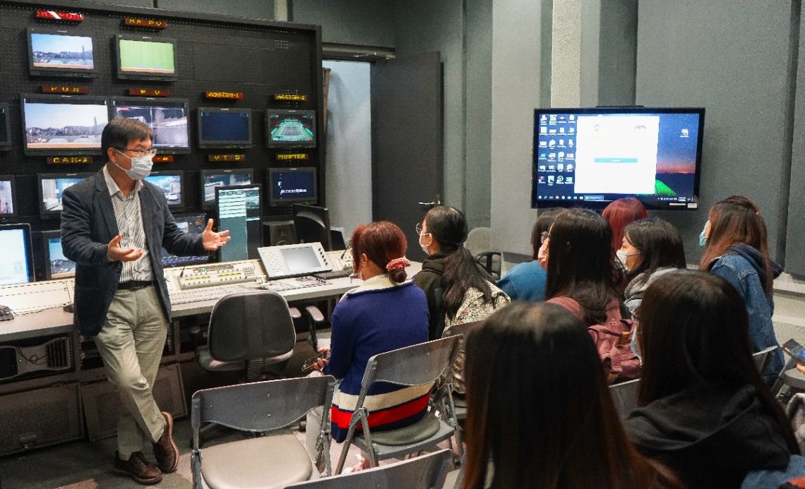 Students visit the control room in the SCOM Cinema and TV Production Centre and learned about its operation.