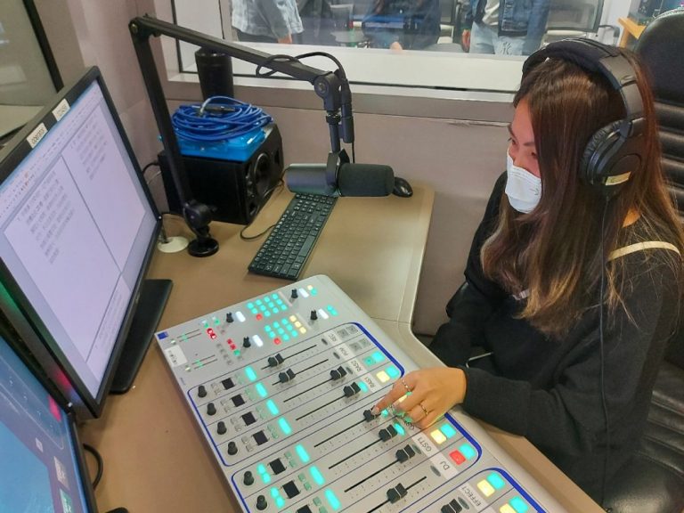 Students try out the broadcasting equipment in the Radio Broadcast Training Centre.[:hk[學生親身體驗電台廣播培訓中心內的廣播設備。