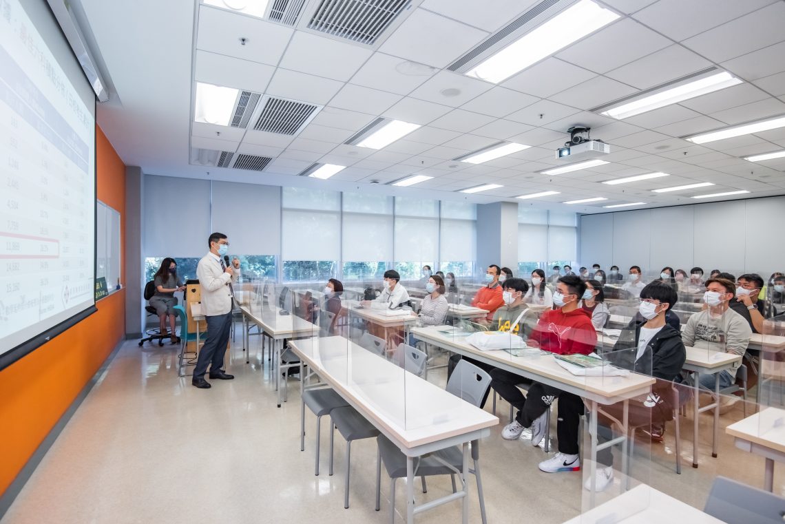 香港輔導教師協會代表葉偉民先生主持「大學選科攻略講座」