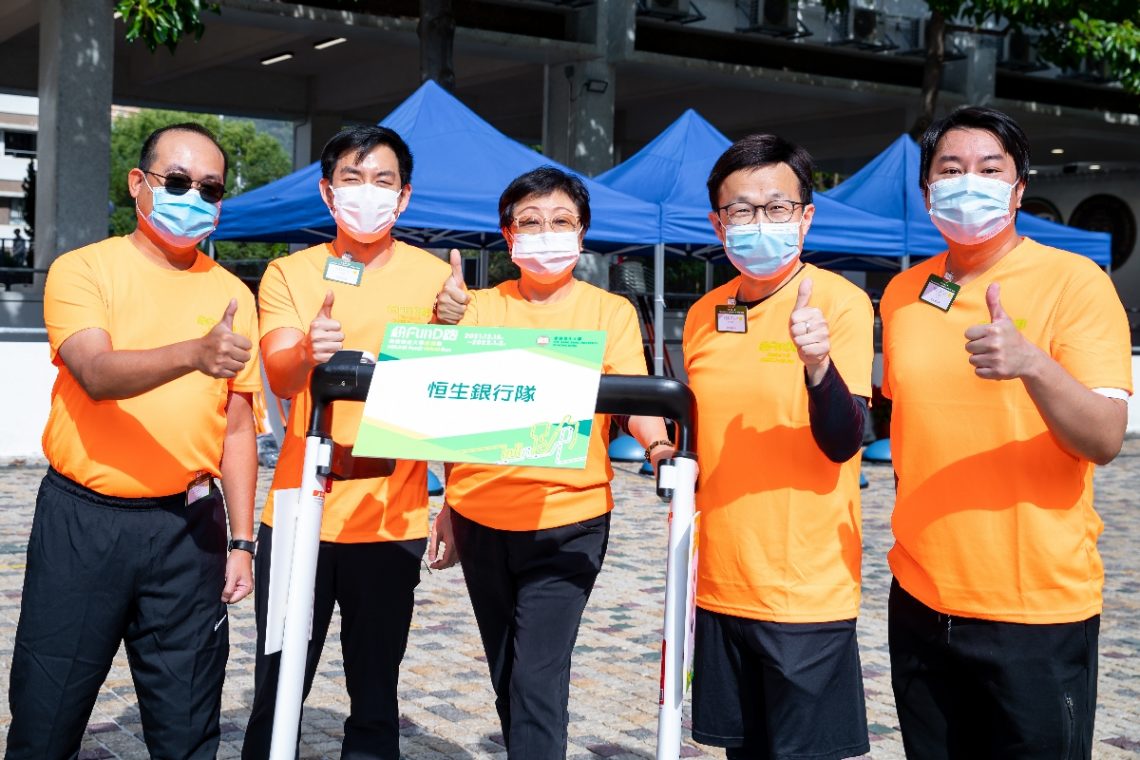 Hang Seng Bank, the "Energy Supporter" of the event teamed up with Dr Rose Lee (centre) in the Treadmill Team Relay Competition.