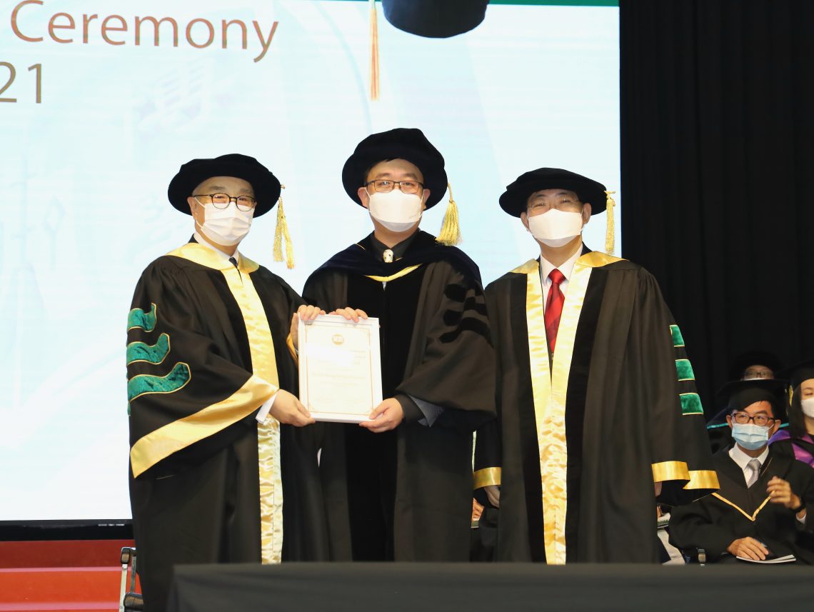 Dr Moses Cheng and President Simon Ho presented the 2020-21 HSUHK Teaching Excellence Award to Dr Lawrence Lei from Department of Accountancy