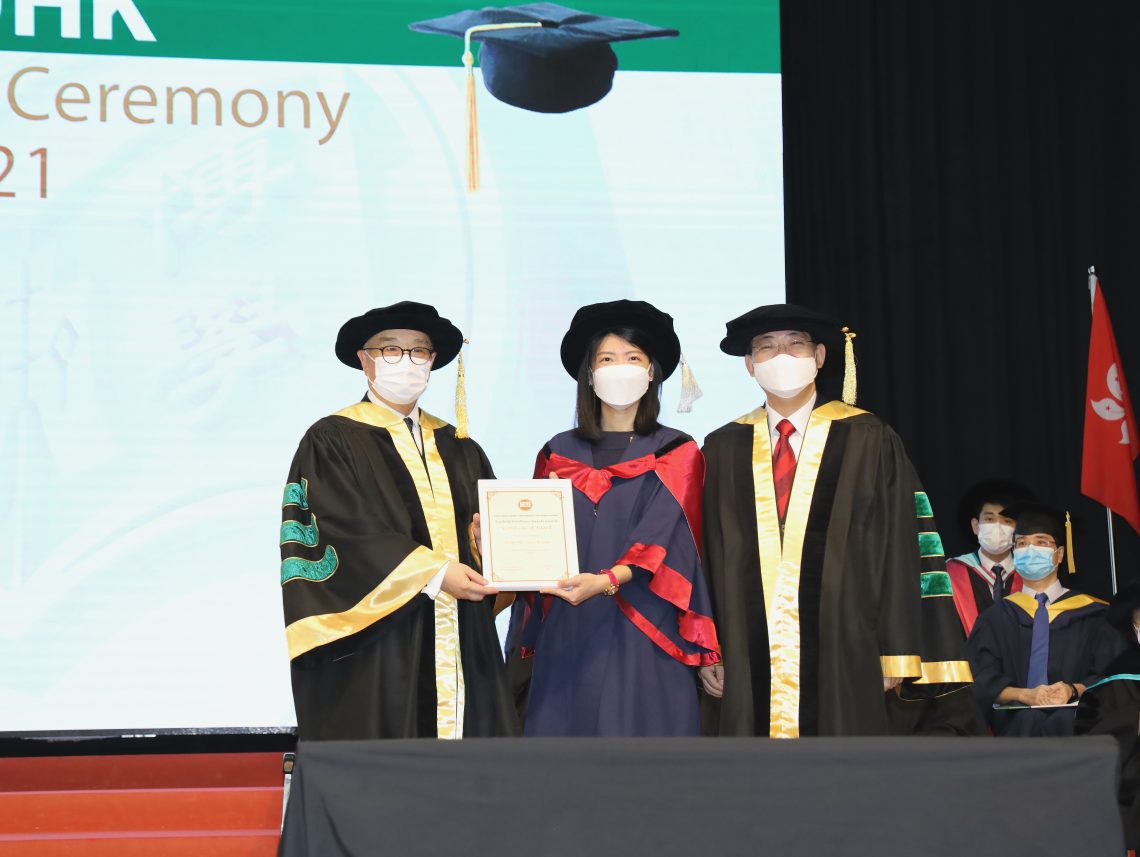 Dr Moses Cheng and President Simon Ho presented the 2020-21 HSUHK Teaching Excellence Award to Dr Kaylee Kong from Department of Management