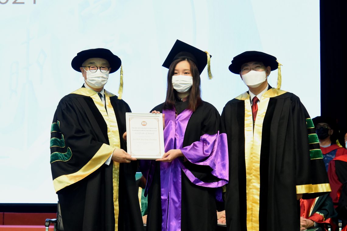 Dr Moses Cheng and President Simon Ho presented the 2020-21 HSUHK Teaching Excellence Award to Dr Christine Choy from Department of Art and Design