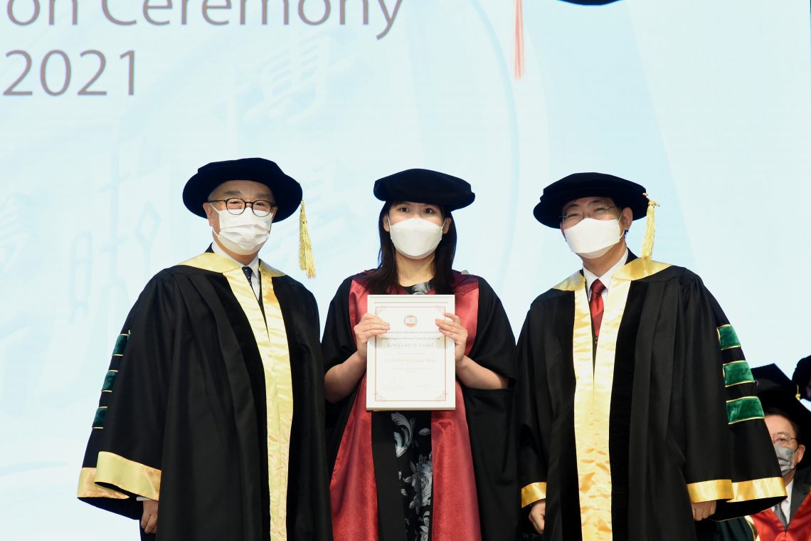 Dr Moses Cheng and President Simon Ho presented the 2020-21 HSUHK Teaching Excellence Award to Dr Heidi Wong from Department of English