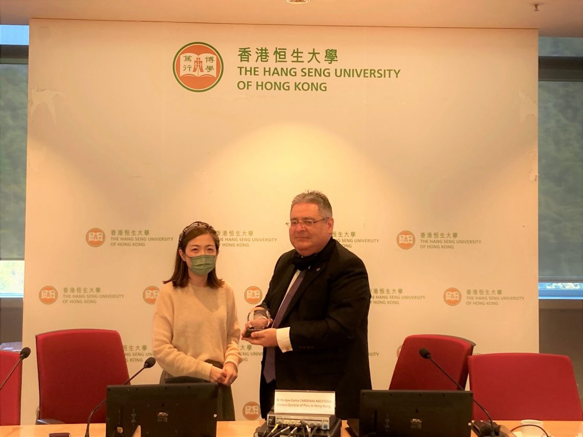Dr. Shelby Chan, Associate Dean of School of Translation and Foreign Languages, presents souvenir to Mr Enrique Carlos Cardenas Arestegui, the Consul-General of Peru in Hong Kong.