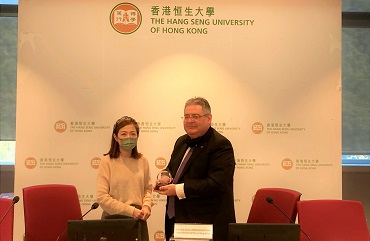 Dr. Shelby Chan, Associate Dean of School of Translation and Foreign Languages, presents souvenir to Mr Enrique Carlos Cardenas Arestegui, the Consul-General of Peru in Hong Kong.