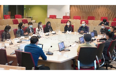 The Second SCOM Teaching Sharing Seminar of AY2021/22 is moderated by Dr Keith Cheung. Participating professors and lecturers share at the meeting their teaching experience and approaches to handle different teaching issues encountered in this semester.