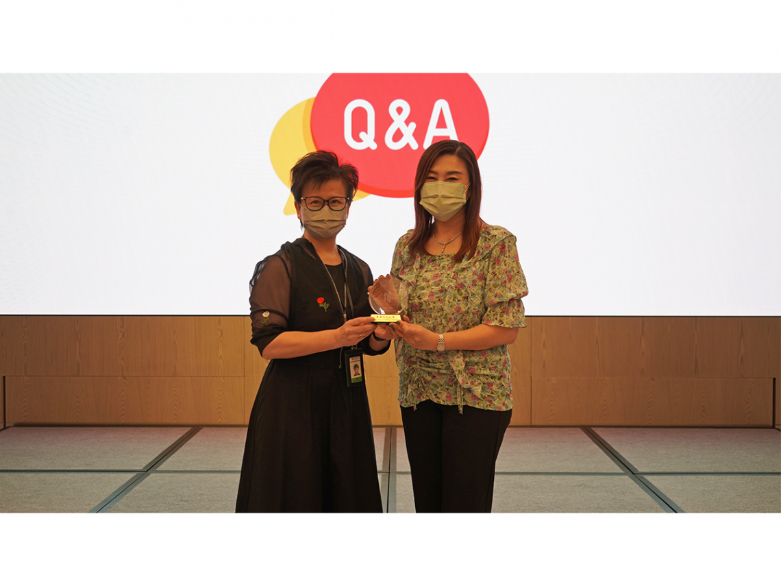 Professor Scarlet Tso, Dean of SCOM, presents a souvenir to Ms Wong.