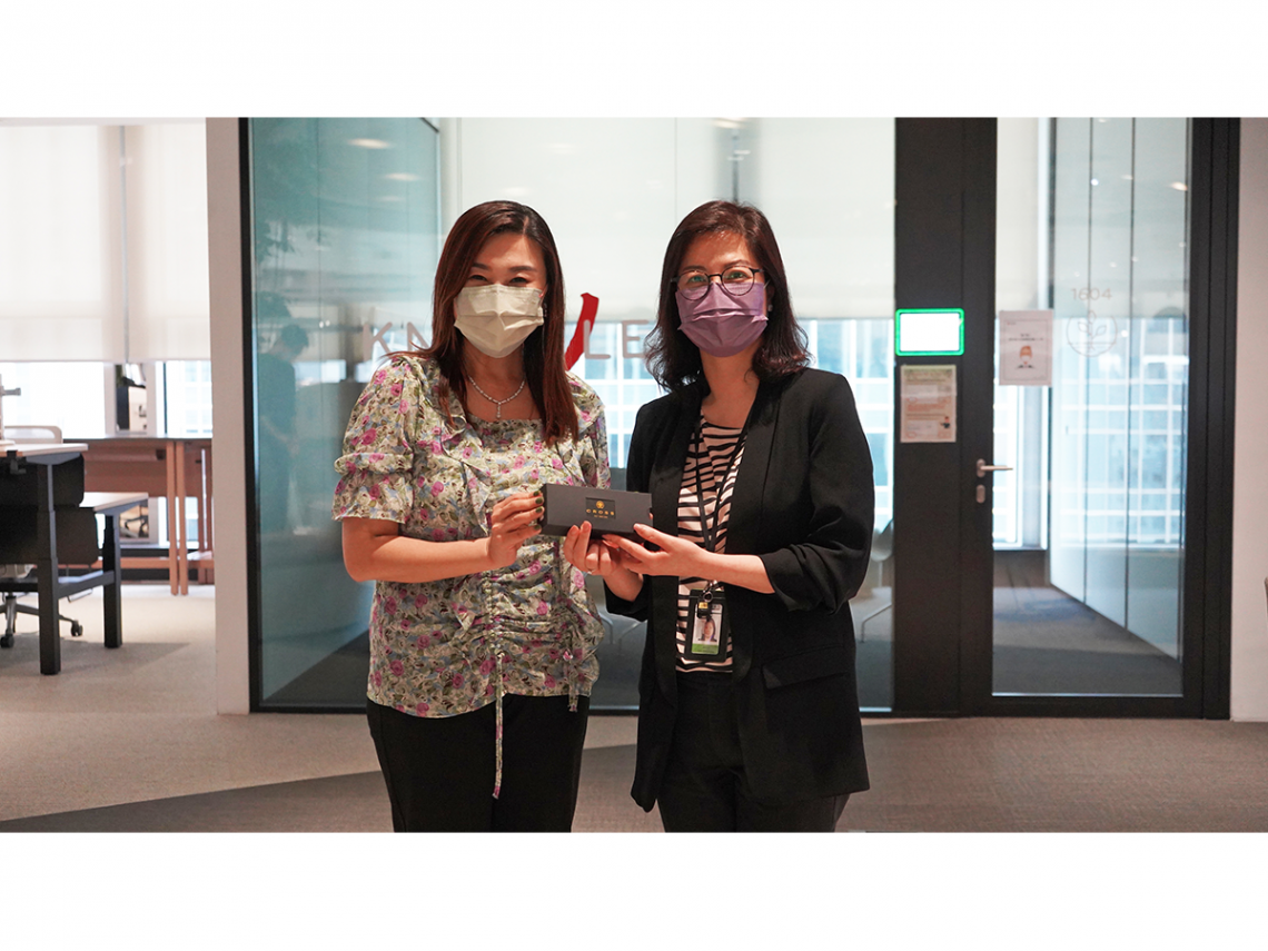 Professor Scarlet Tso presents a souvenir to Ms Kim Lay, Acting Head of Digital Banking.