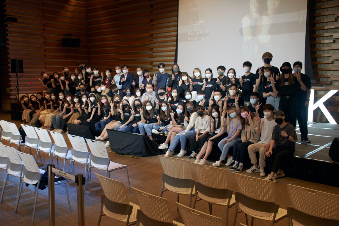 TEDxHSUHK2022全體人員與九位講者大合影, 香港恒生大學一眾管理層亦到場支持。