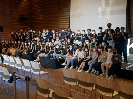 TEDxHSUHK2022全體人員與九位講者大合影， 香港恒生大學一眾管理層亦到場支持。